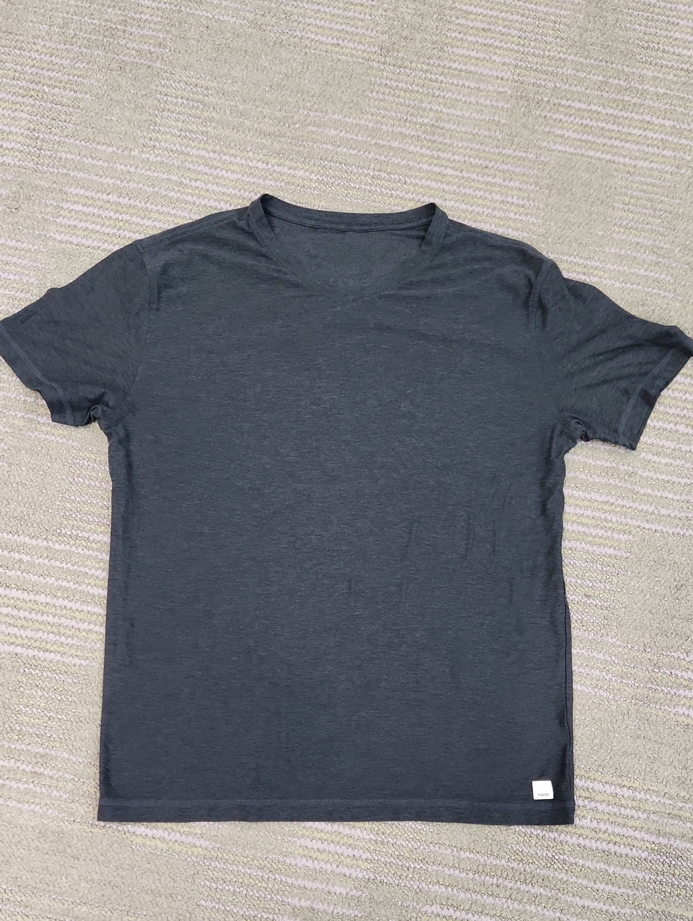 Vuori Tradewind Performance V Neck Size Medium